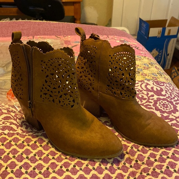Super cute lace cut out booties size 8. - Picture 1 of 7